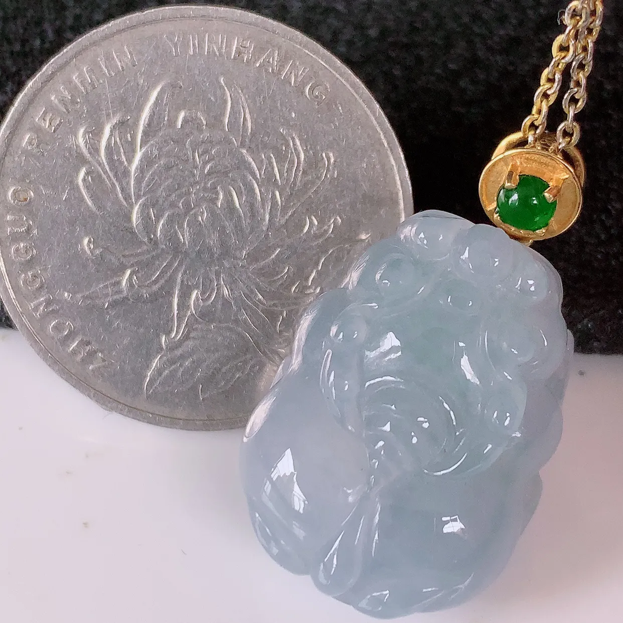 自然光实拍，18K金镶嵌冰紫罗兰翡翠招财貔貅吊坠，民间有“一摸貔貅运程旺盛，再摸貔貅财运滚滚，三摸貔貅平步青云 ”的美好祝愿。#00.3整体28裸石21.5*15.8-9