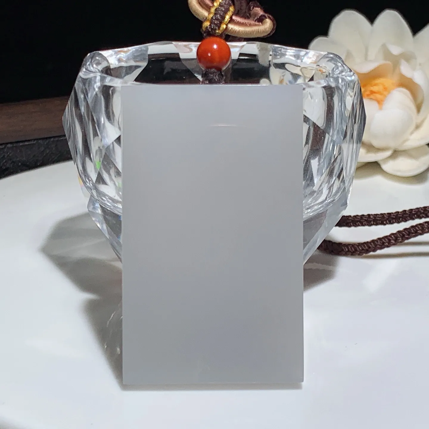 和田玉紫罗兰平安无事牌子挂件。尺寸54/33/7重37.8克。玉质细腻油润。手推出油。佩戴高端典雅。lt251205