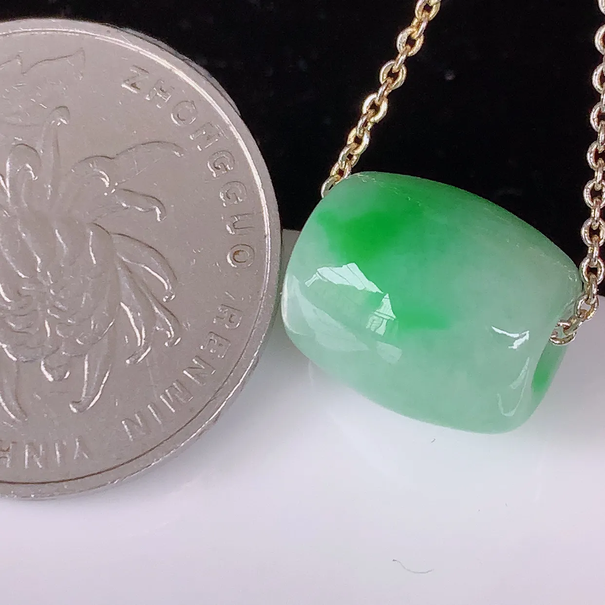 自然光实拍，冰润飘绿翡翠路路通吊坠，寓意时来运转、财源滚滚，款式新颖时尚，日常百搭的款！配图银链#05.3