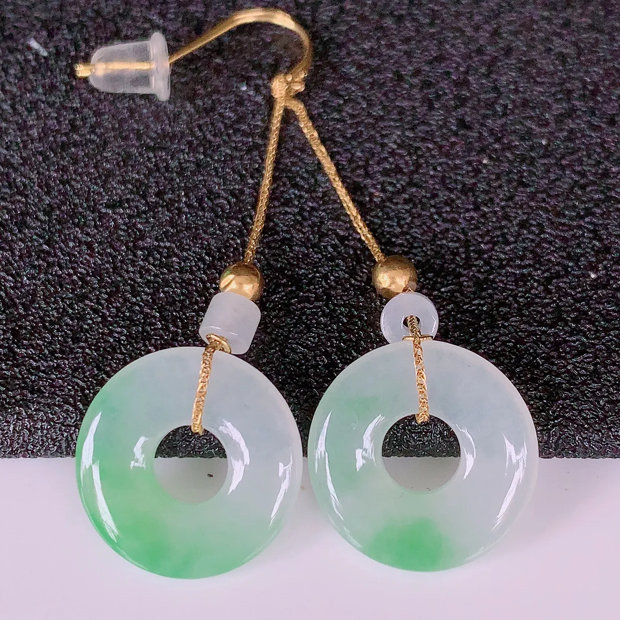 18k金镶嵌冰种飘绿翡翠平安扣耳坠，沁人心脾，耳坠佩戴效果大气出众，尽显气质。种水好，胶感足，颜相当