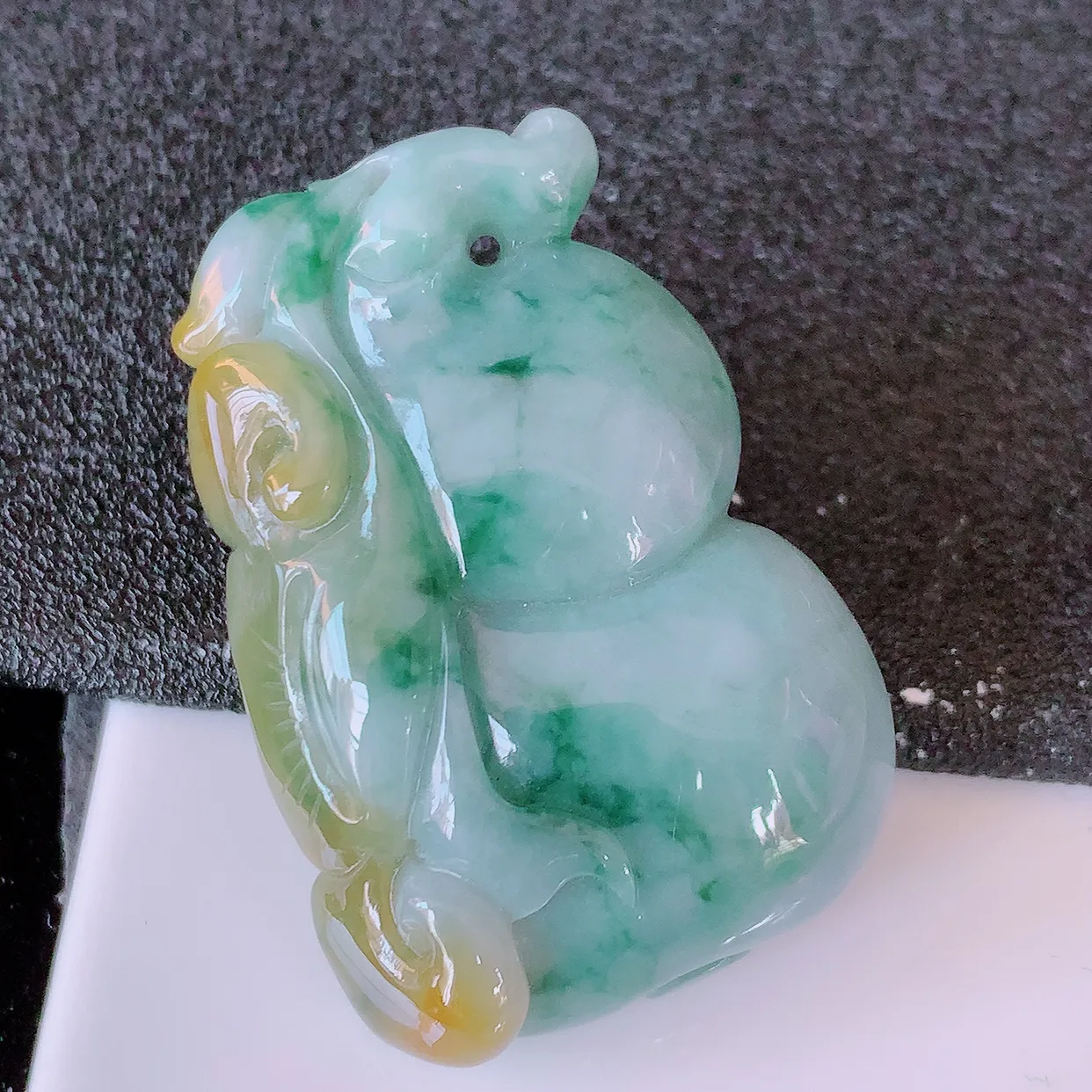 自然光实拍，冰润三彩翡翠福禄葫芦吊坠，翠色灵动，种老水足，寓意好，品相佳，佩戴佳品！#32.5