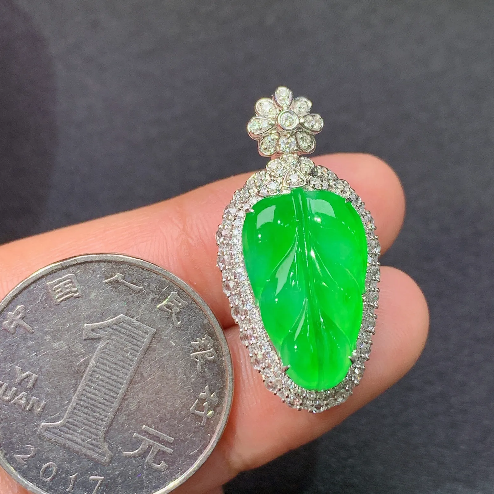 冰阳绿树叶吊坠，18k金镶嵌，色泽鲜阳，冰润细腻，种水足 尺寸30.1*15.1*9.8