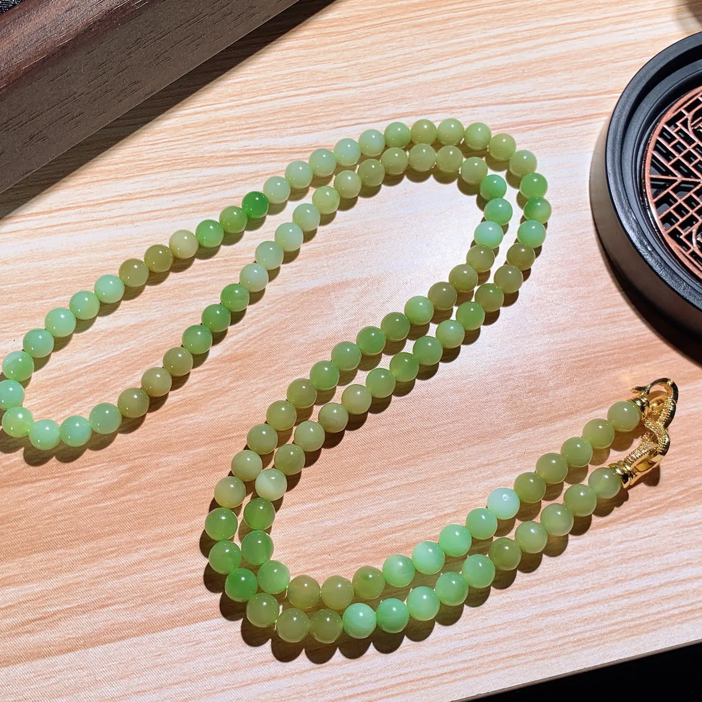 和田玉薄荷绿俄罗斯碧玉108佛珠项链。单颗尺寸6重36.5克。玉质细腻油润。手推出油。佩戴高端典雅。lt251205