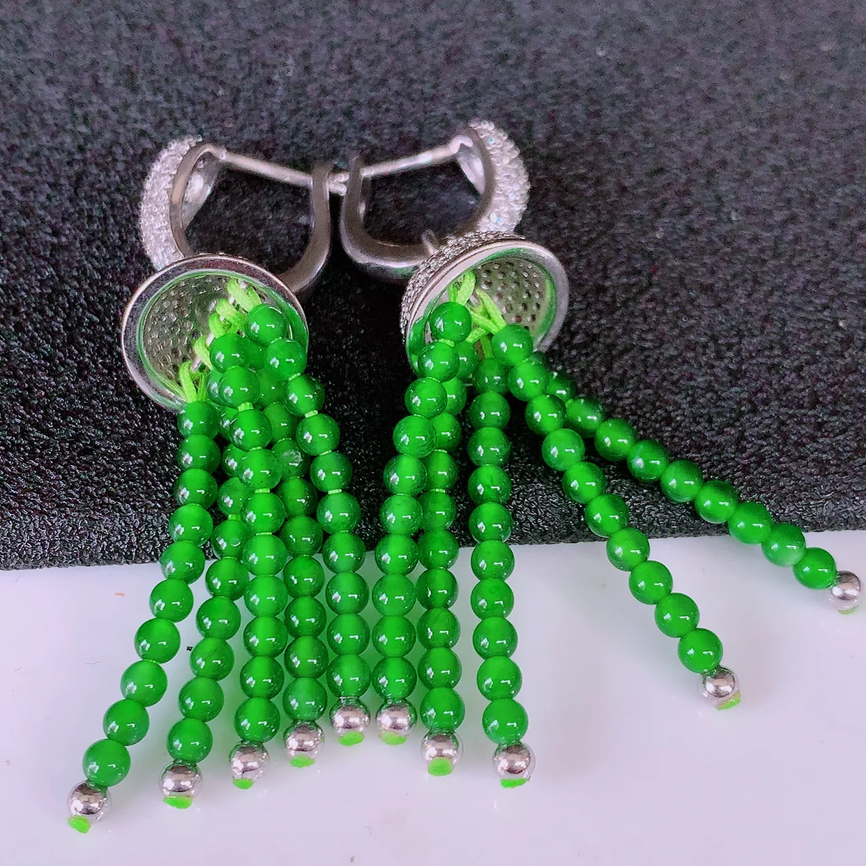 冰透满绿翡翠925银镶嵌耳坠，自然光实拍，翠色灵动，颜色漂亮，种老水足，品相佳，佩戴佳品！#98.5整体48.5*11.5裸石2.8