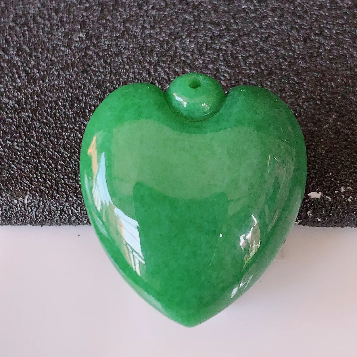 自然光实拍，冰润满绿翡翠爱心吊坠，翠色灵动，种老水足，寓意好，品相佳，佩戴佳品！#32.5