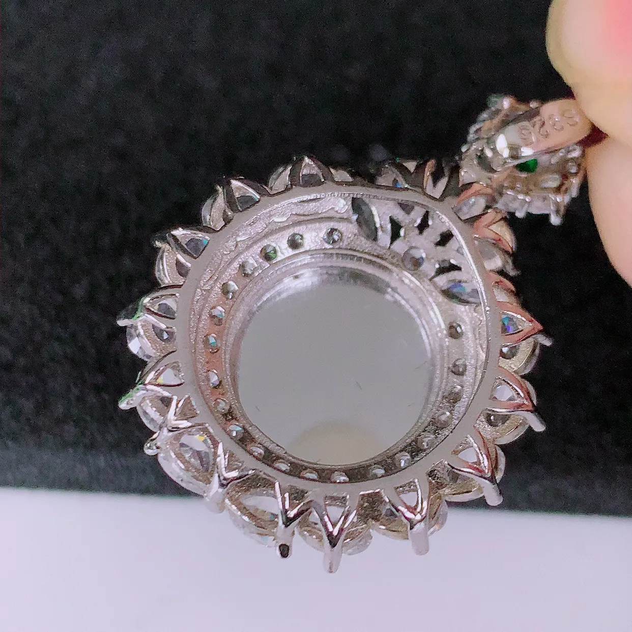 冰透满绿翡翠925银镶嵌平安扣吊坠，自然光实拍，翠色灵动，颜色漂亮，种老水足，品相佳，佩戴佳品！#97.3整体32.8*24.5*10.5裸石13*13