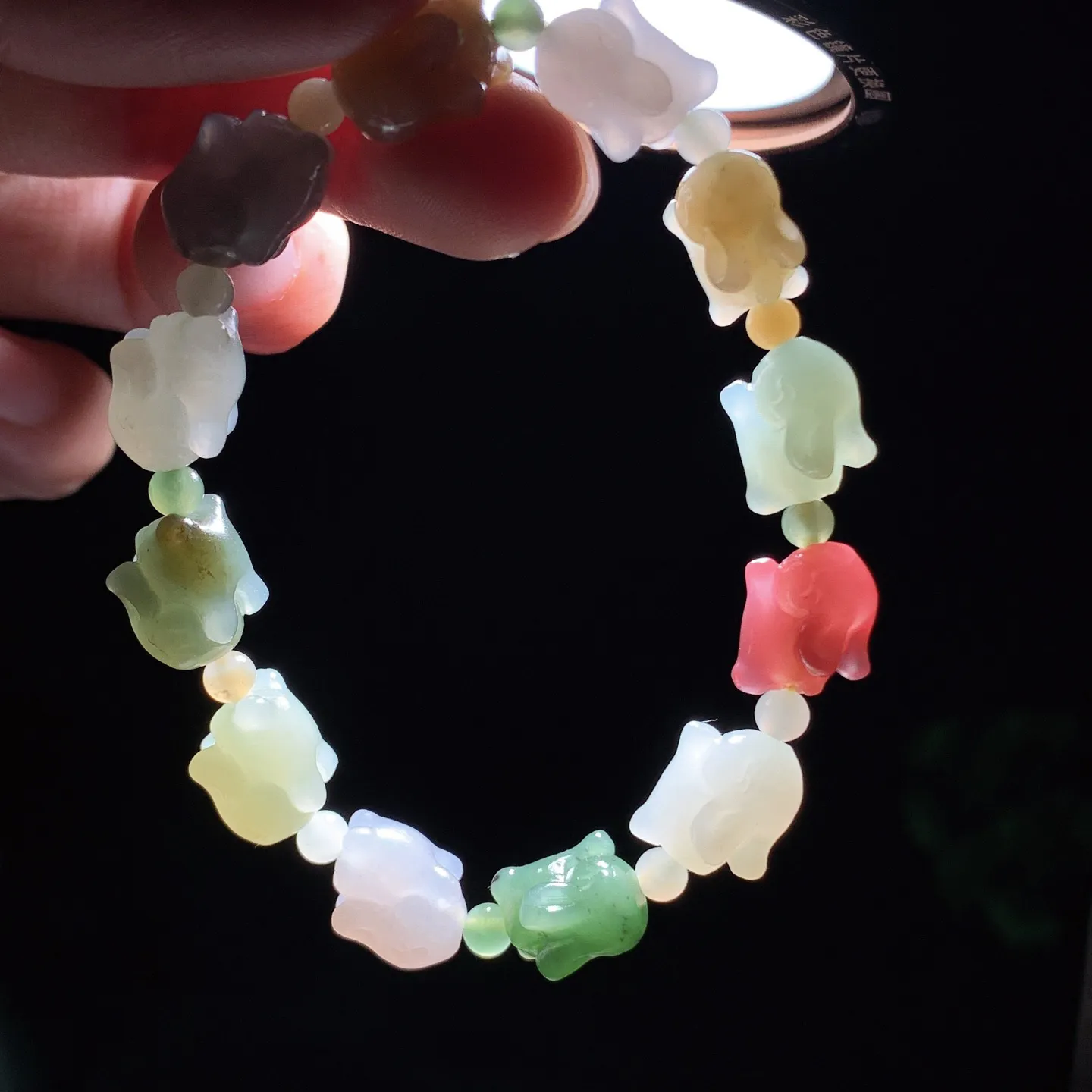 和田玉多宝前途无量兔子手串。单颗尺寸12/9/9重20克。玉质细腻油润。手推出油。佩戴高端典雅。lt251205