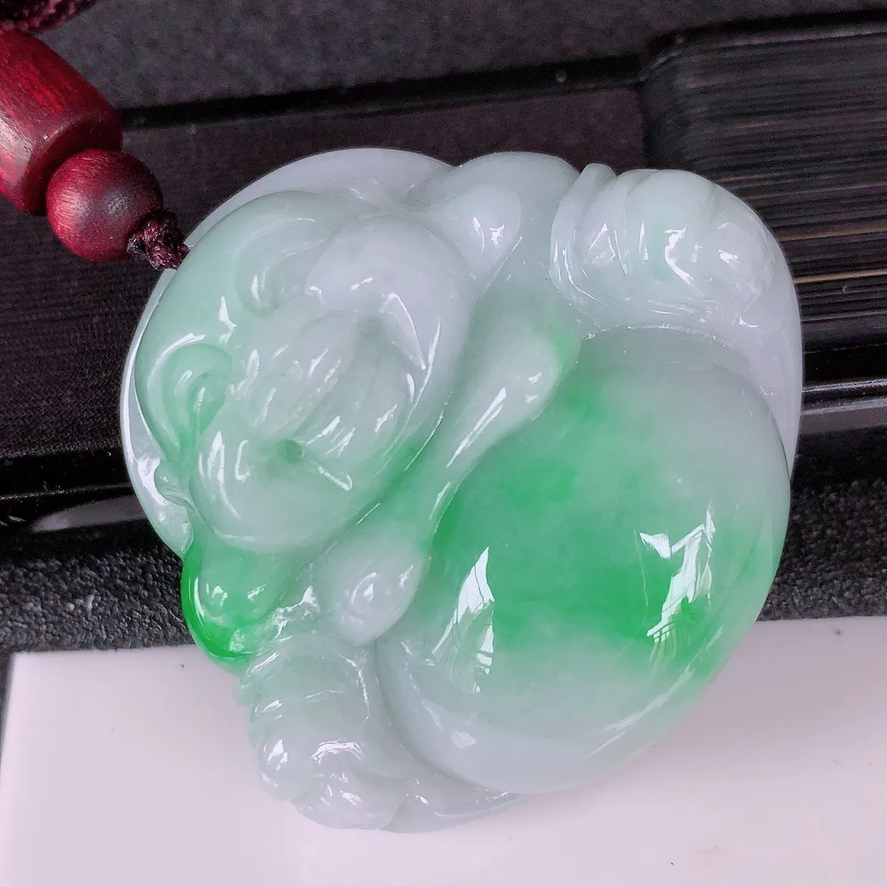 自然光实拍，大件冰润飘绿翡翠佛公吊坠，翡翠开心笑佛，种老水足，颜色漂亮，立体饱满圆润，佩戴效果赞#4