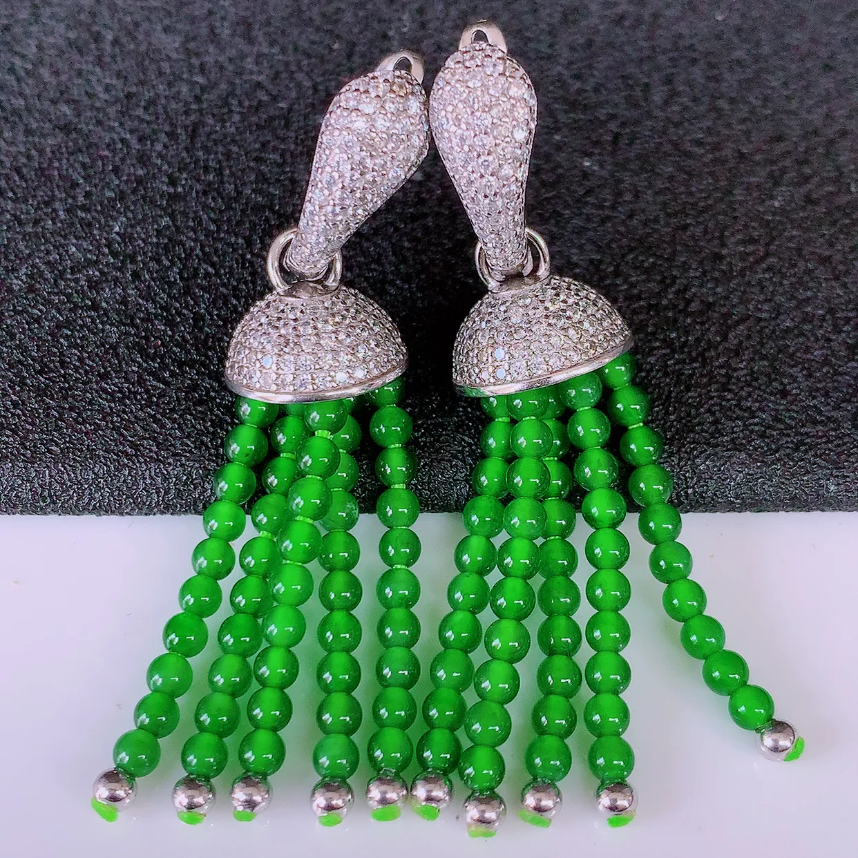 冰透满绿翡翠925银镶嵌耳坠，自然光实拍，翠色灵动，颜色漂亮，种老水足，品相佳，佩戴佳品！#98.5整体48.5*11.5裸石2.8