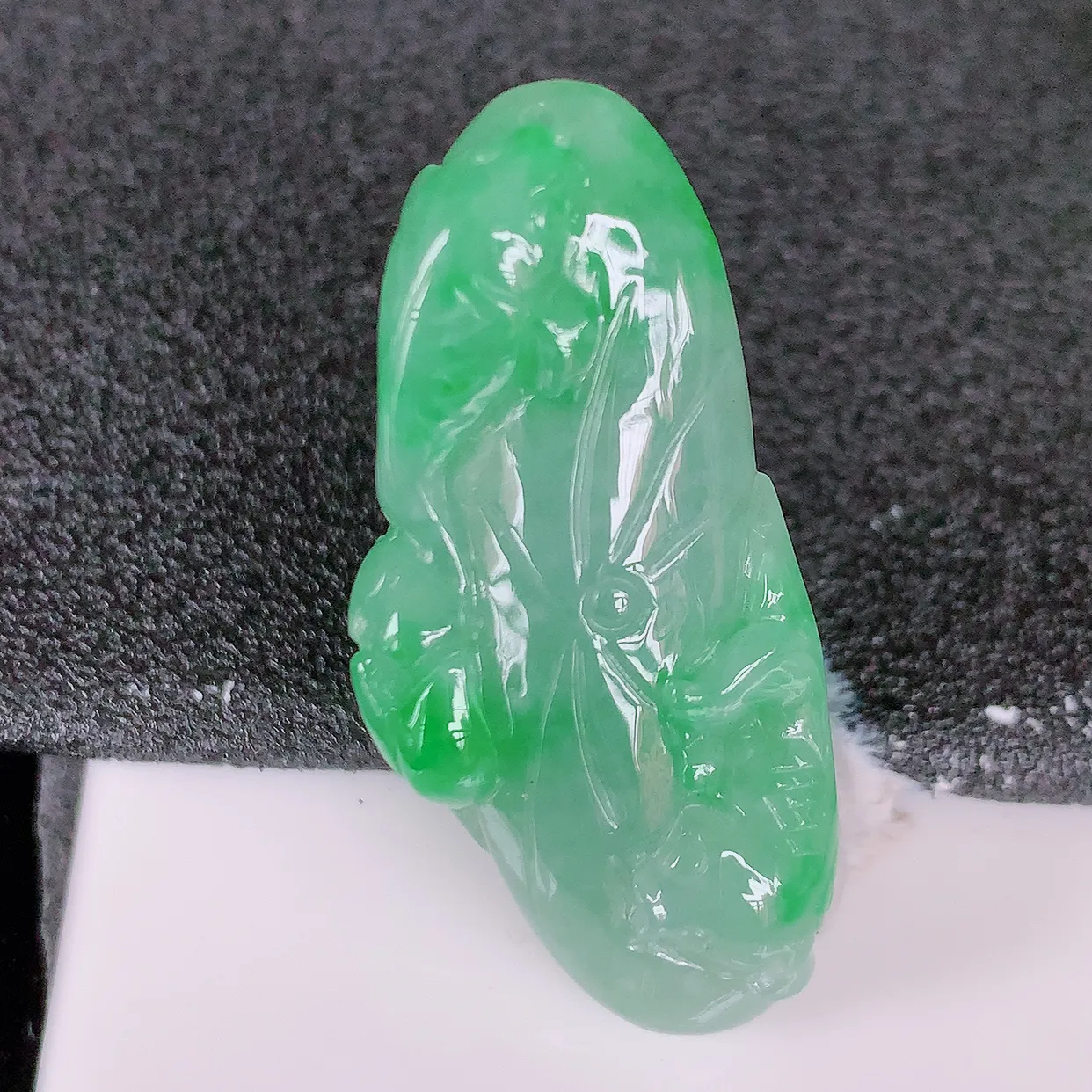 自然光实拍，冰润飘绿翡翠荷叶鱼、和和美美玉坠，财源广进，自然隐逸、荷本是素不着尘之物，有和美之寓意。#05.3