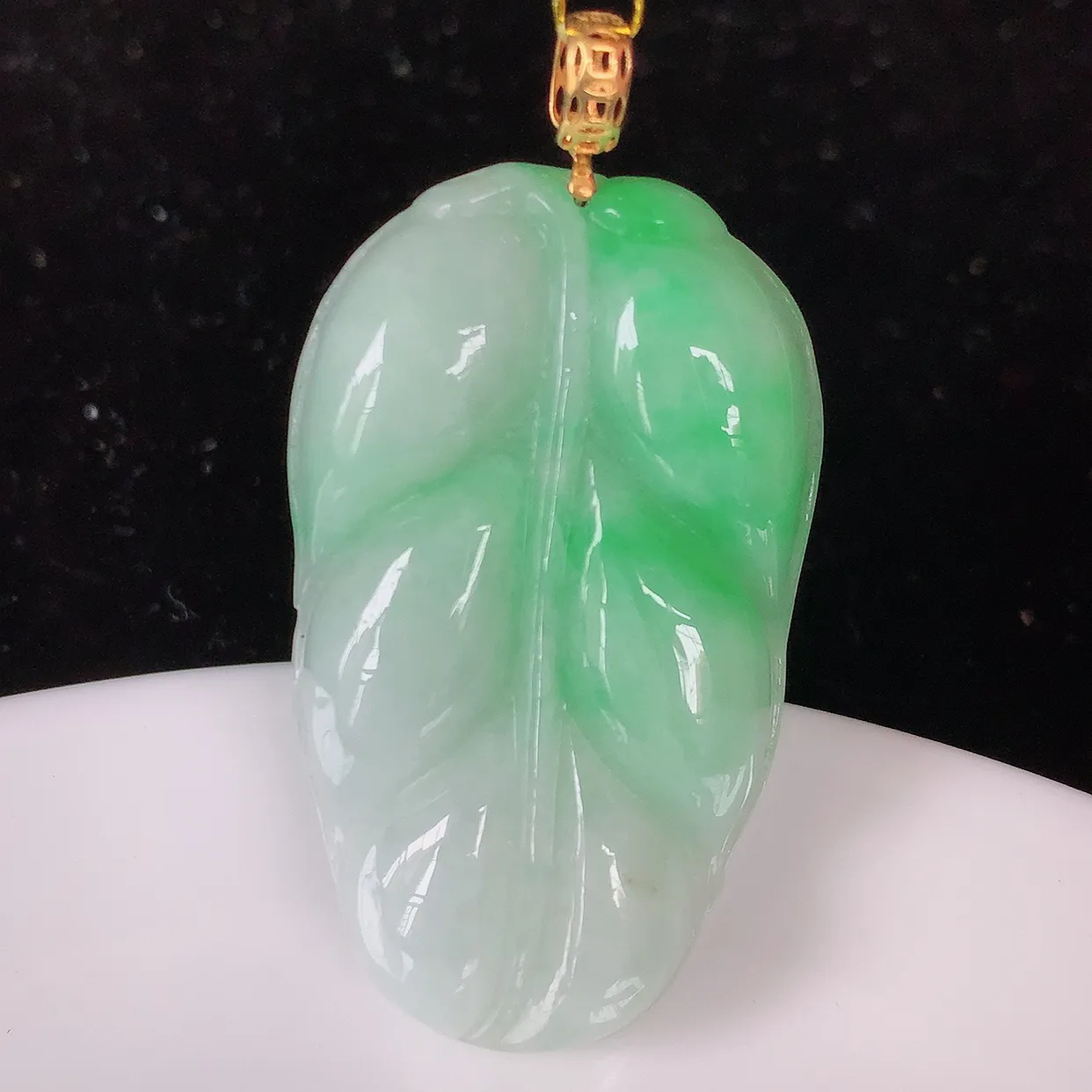 18K金镶嵌飘绿翡翠叶子吊坠 ，种水足，色泽清新，工艺精湛，叶子寓意美好；金枝玉叶，事业有成。#35.6
