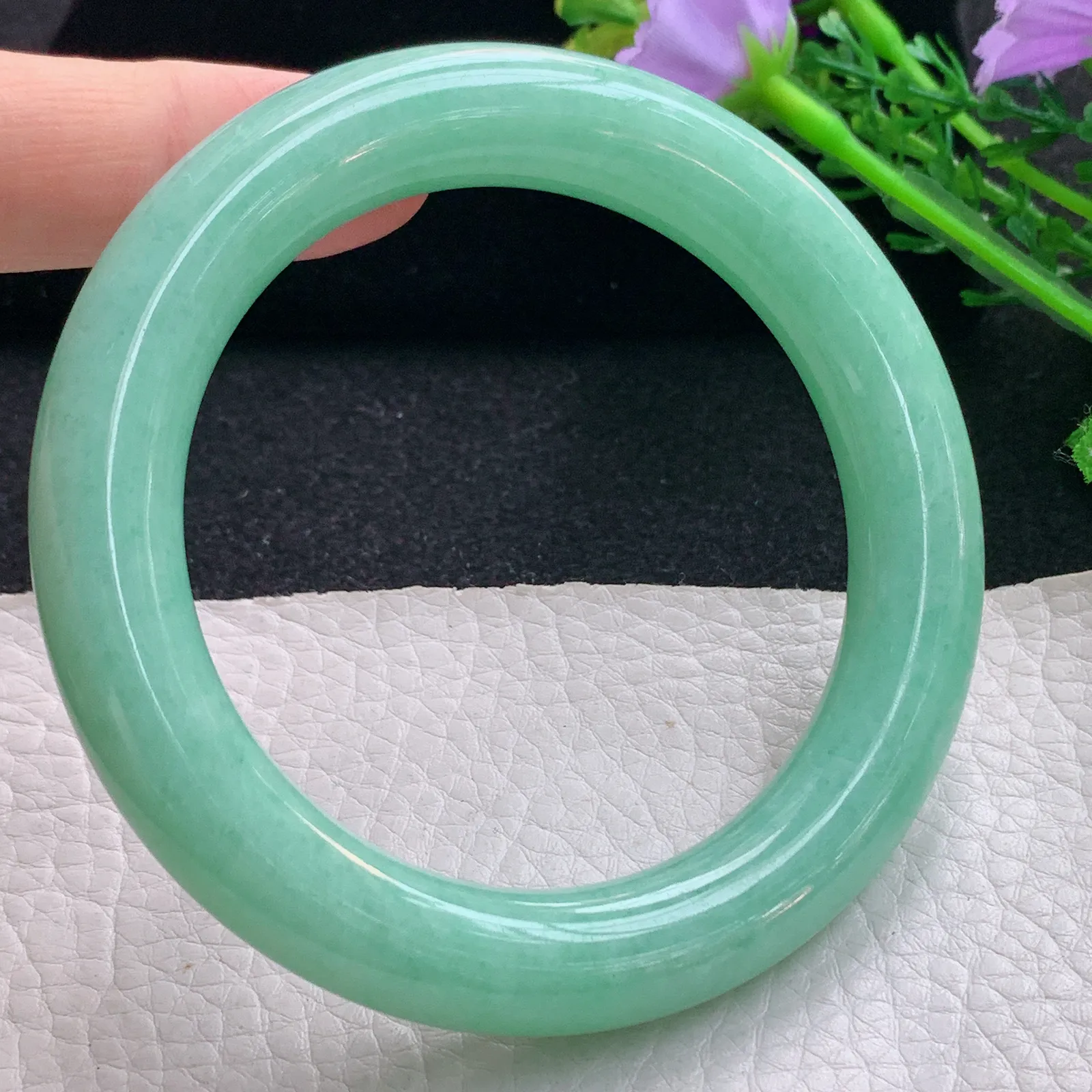 yh自然光57.5*11美人镯 翡翠a货玉手镯果绿圆条珠宝玉手环