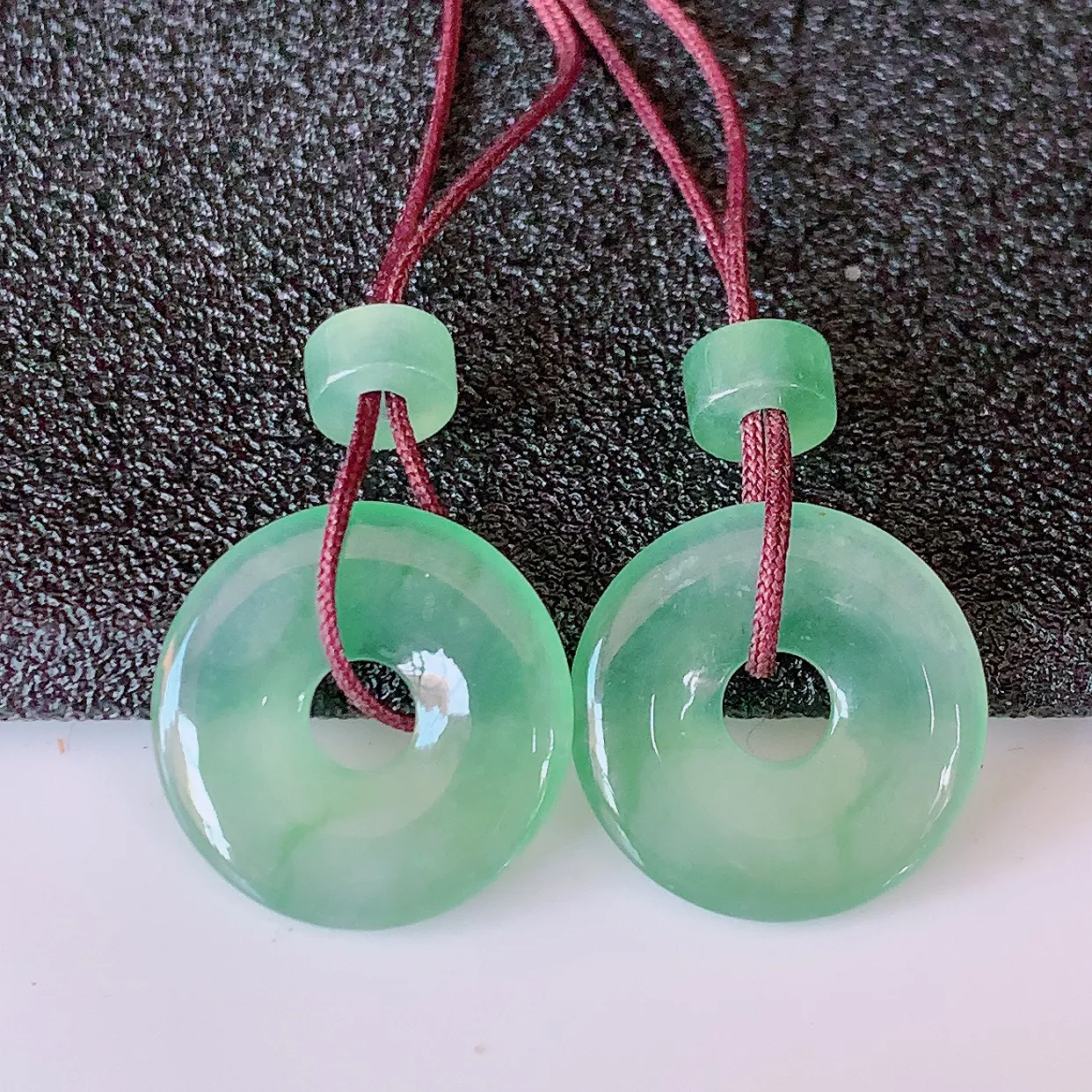 自然光实拍，冰种飘花翡翠一对平安扣耳坠，翠色灵动，玉质细腻，颜色漂亮，品相佳，佩戴佳品！配图银线 #1.5