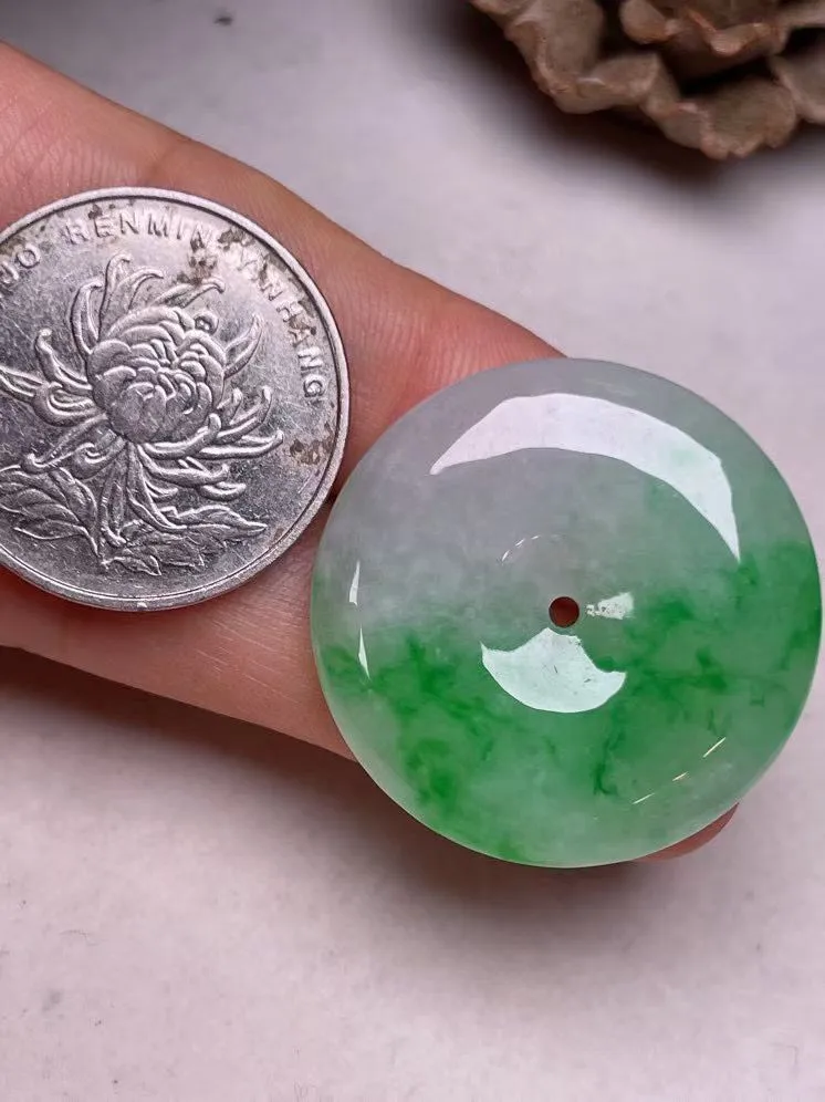 冰糯种飘绿【平安扣】吊坠，种水好，玉质细腻 ，卖相好‘