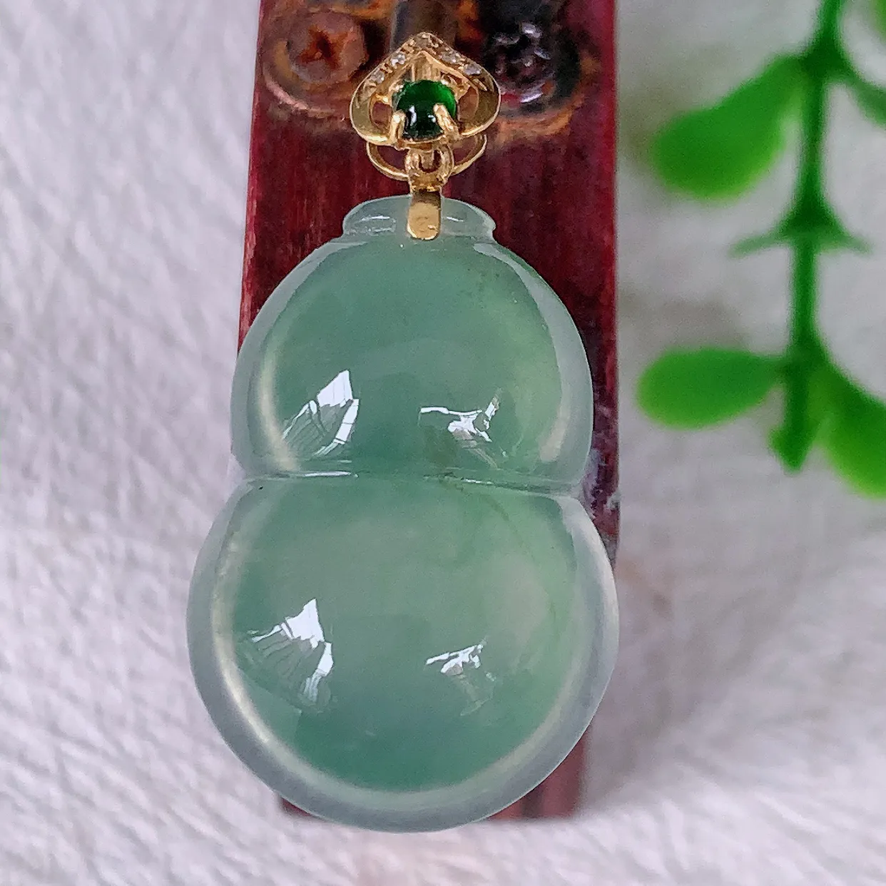 18K金镶嵌冰种翡翠葫芦吊坠， 葫芦寓意福禄双全，财源滚滚，佩戴效果优雅迷人！#12.3整体28裸石21*14.8*5.8