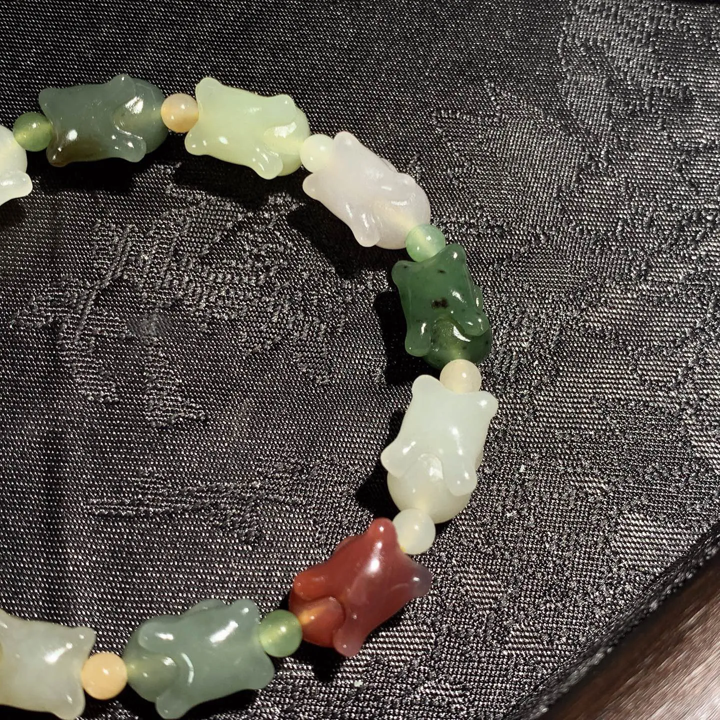 和田玉多宝前途无量兔子手串。单颗尺寸12/9/9重20克。玉质细腻油润。手推出油。佩戴高端典雅。lt251205