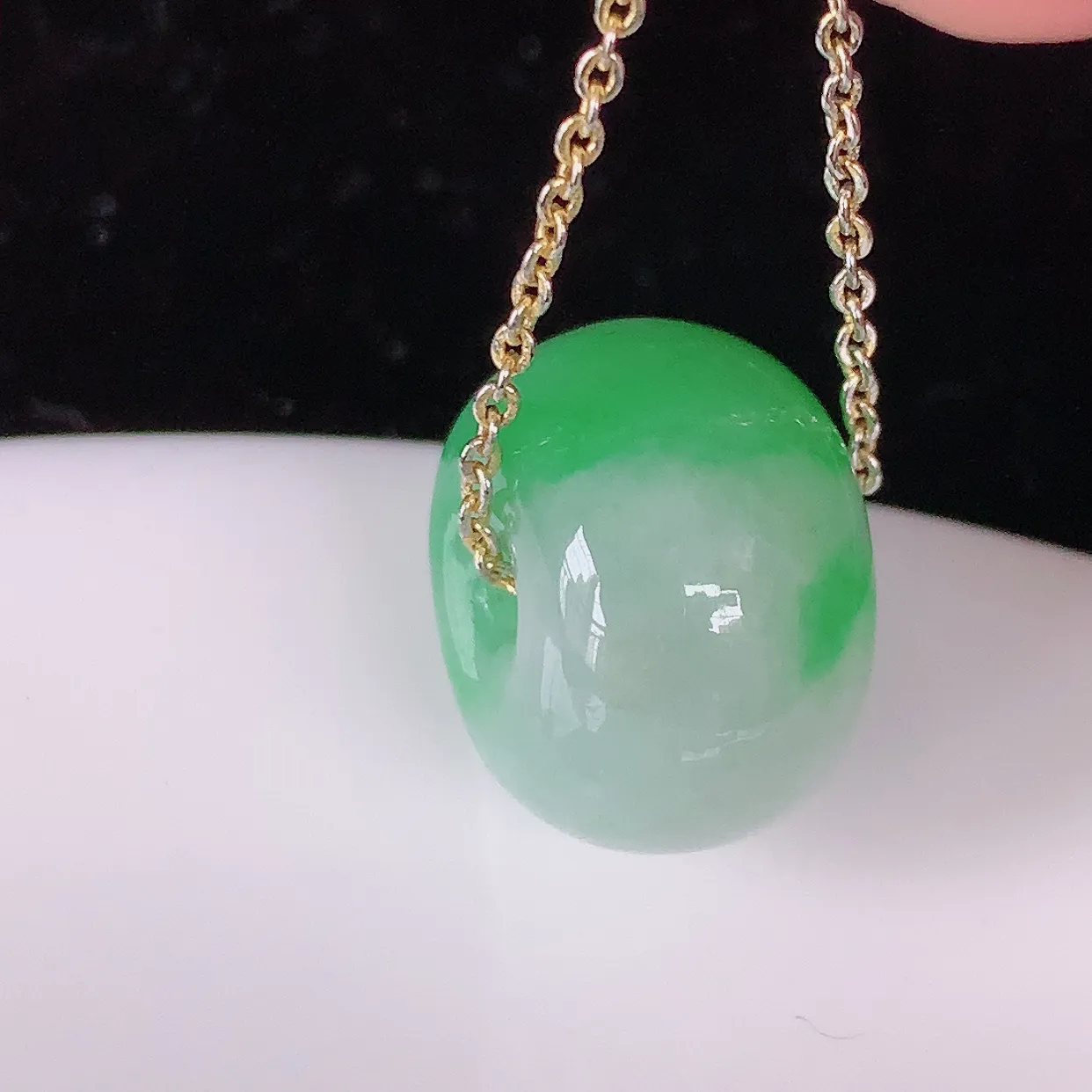 自然光实拍，水润飘绿翡翠路路通吊坠，寓意时来运转、财源滚滚，款式新颖时尚，日常百搭的款！配图银链#05.3