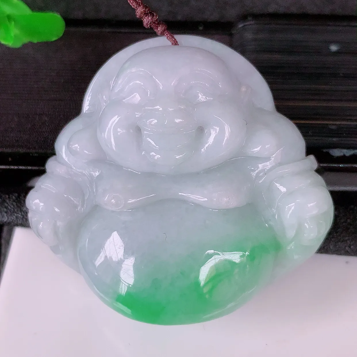 自然光实拍，大件冰润飘绿翡翠佛公吊坠，开心笑佛，种老水足，颜色漂亮，立体饱满圆润，佩戴效果赞#41.37