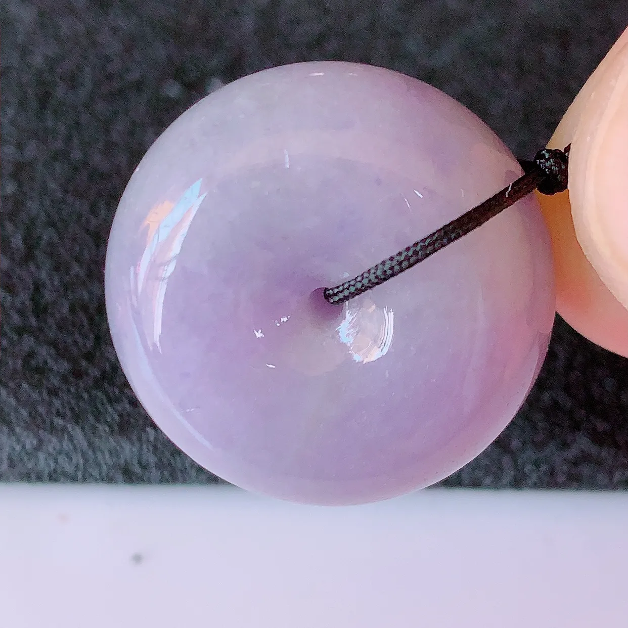 自然光实拍，冰润紫罗兰翡翠平安扣吊坠，形体饱满圆润，平安扣肥嘟嘟的，平平安安，种水很好，配戴精美！#