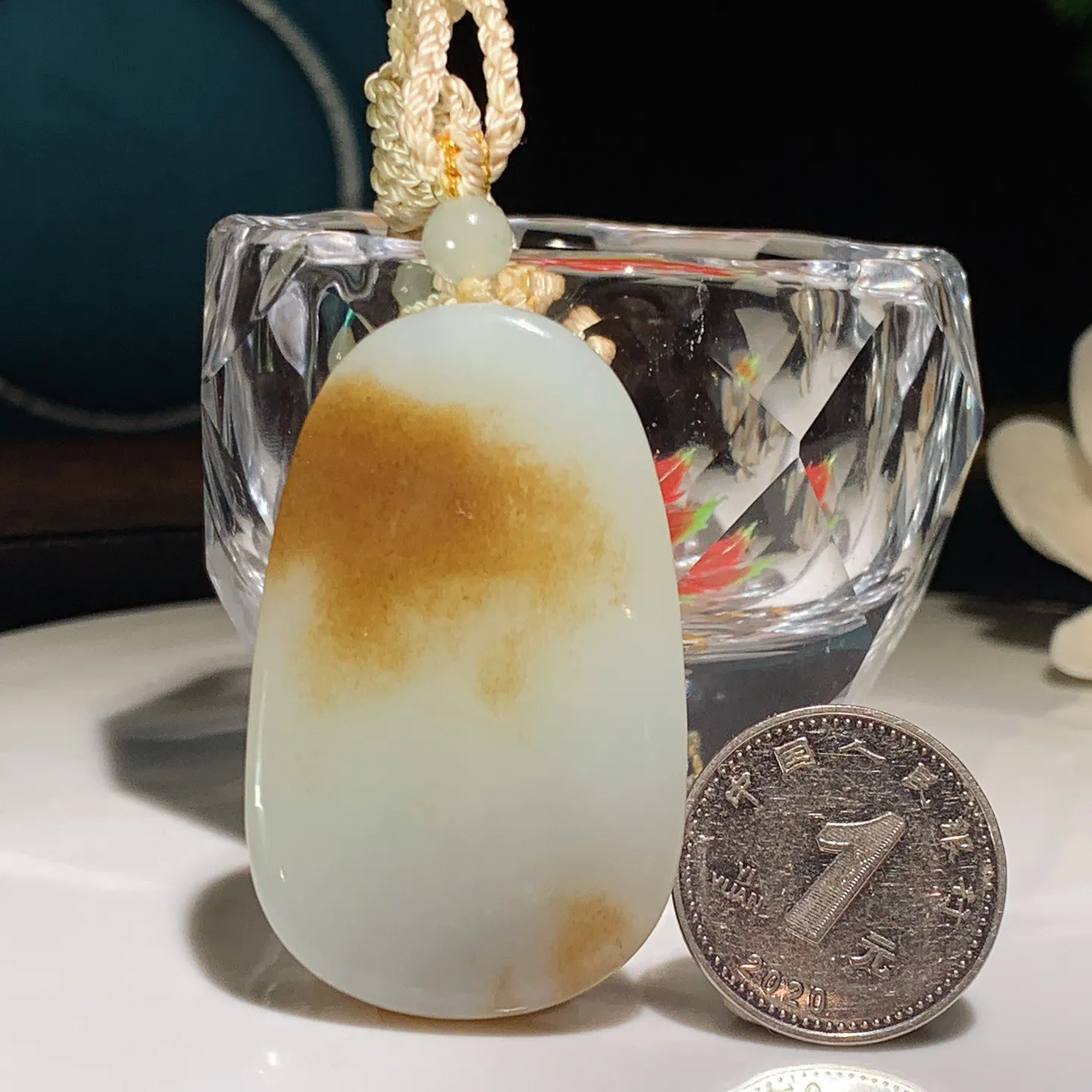 新疆且末糖平安无事牌子挂件。尺寸47/29/13重31克。玉质细腻油润。手推出油。佩戴高端典雅。lt251206