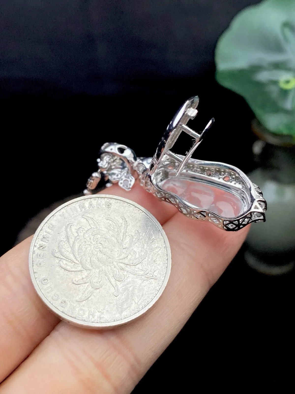 【冰种福豆吊坠】种地上乘，冰感十足，通透起光，饱满圆润，收藏品质，18k金钻镶嵌，裸石尺寸19.6*8.1*3.2毫米