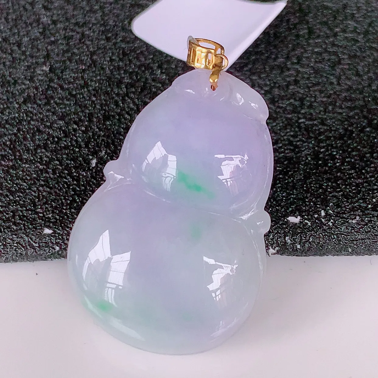 18K金镶嵌冰润春带彩翡翠葫芦吊坠，葫芦寓意福禄双全，财源滚滚，佩戴效果优雅迷人！#49.3