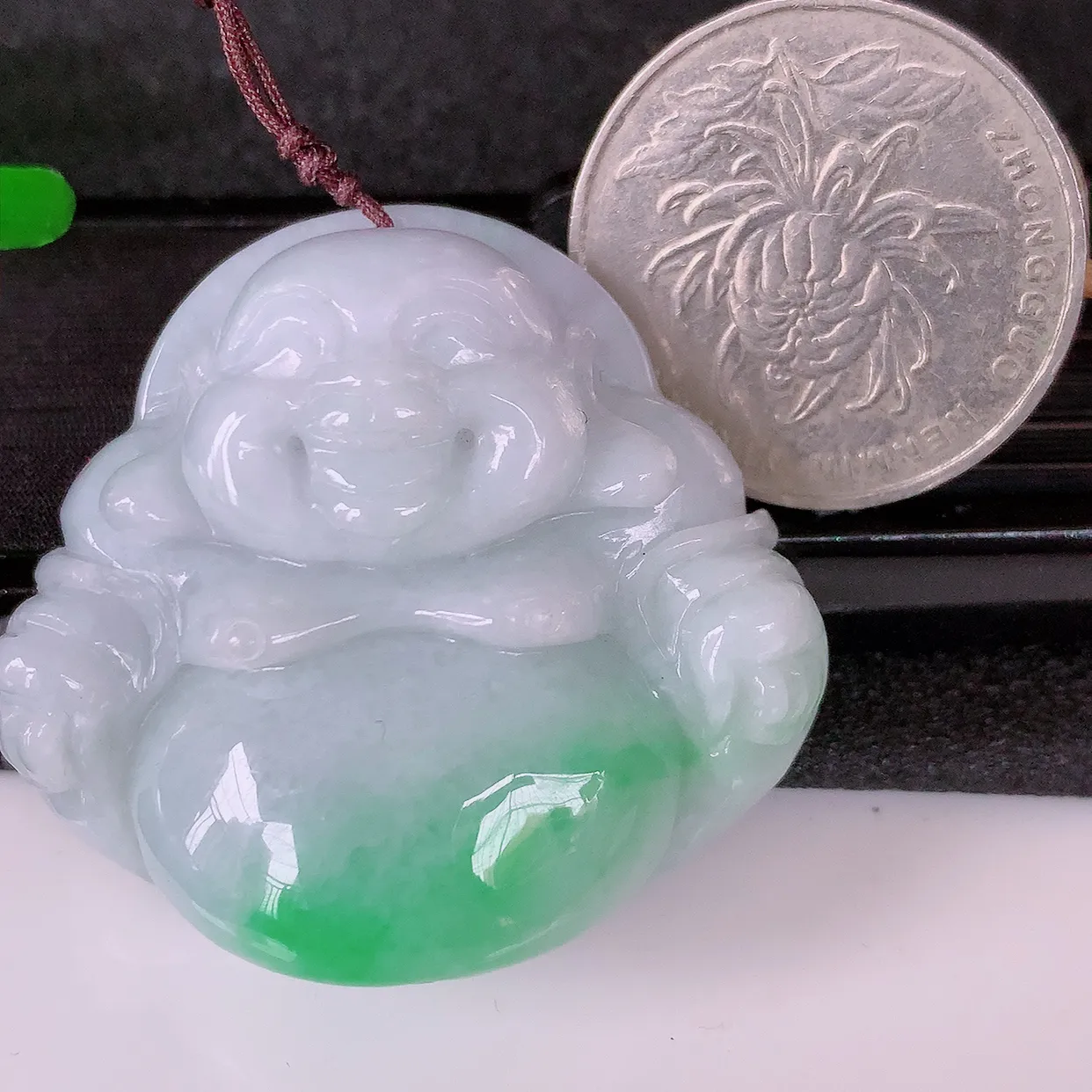 自然光实拍，大件冰润飘绿翡翠佛公吊坠，开心笑佛，种老水足，颜色漂亮，立体饱满圆润，佩戴效果赞#41.37