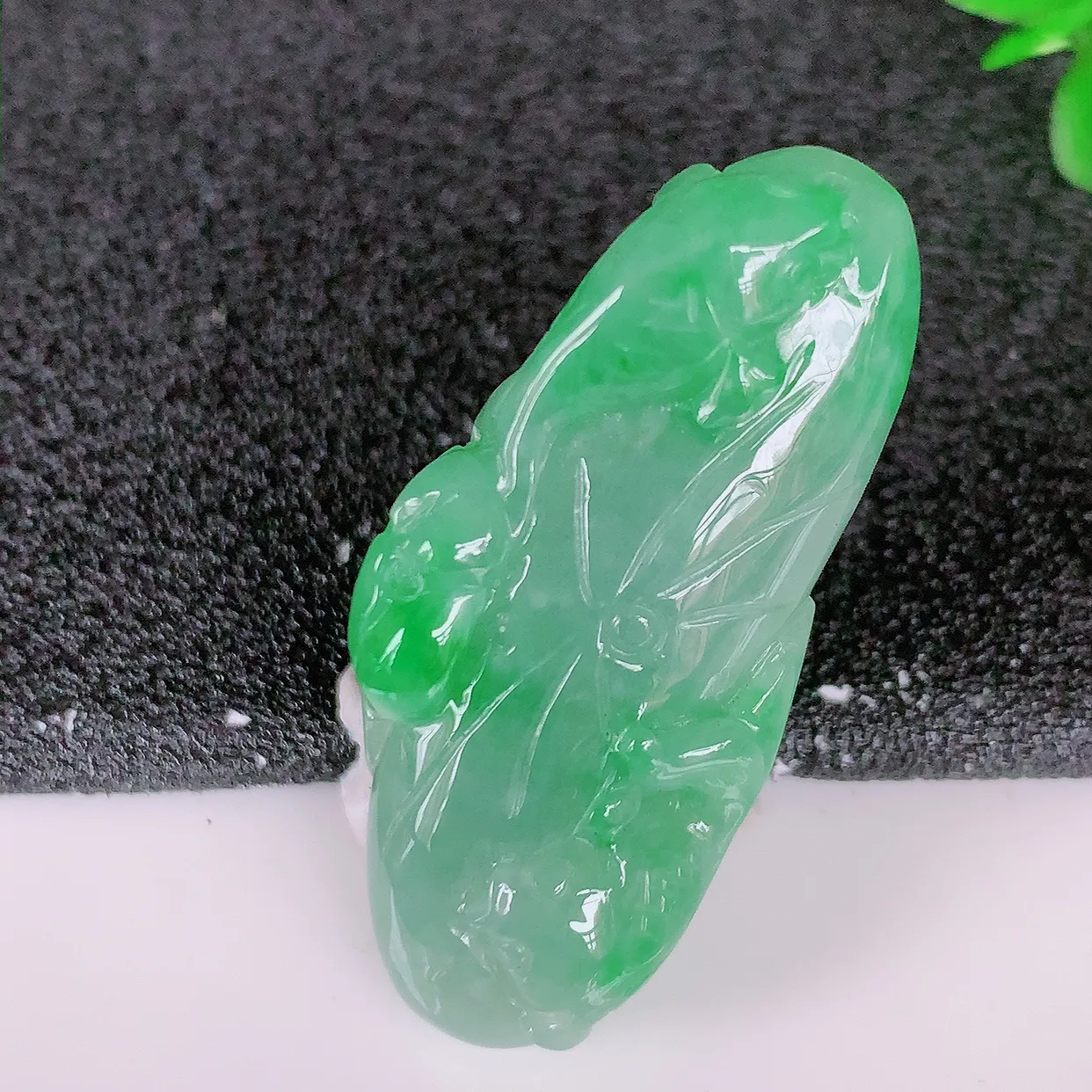 自然光实拍，冰润飘绿翡翠荷叶鱼、和和美美玉坠，财源广进，自然隐逸、荷本是素不着尘之物，有和美之寓意。#05.3