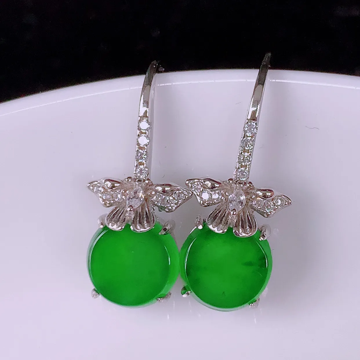冰透满绿翡翠925银镶嵌耳坠，自然光实拍，翠色灵动，颜色漂亮，种老水足，品相佳，佩戴佳品！#97.3