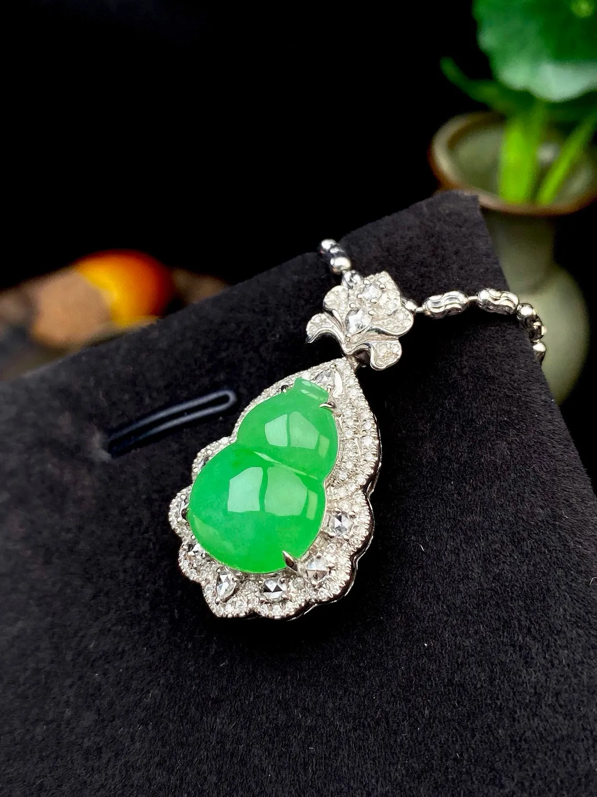 【冰种满绿葫芦吊坠】种水色俱全，冰透闪亮，通透感饱满度很好，18k金钻豪华镶嵌，裸石尺寸15.7*1