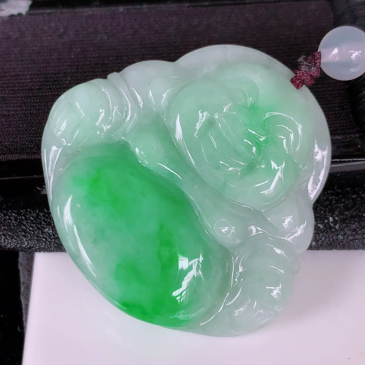 自然光实拍，冰润飘绿翡翠佛公吊坠，翡翠开心笑佛，种老水足，颜色漂亮，立体饱满圆润，佩戴效果赞#46.3
