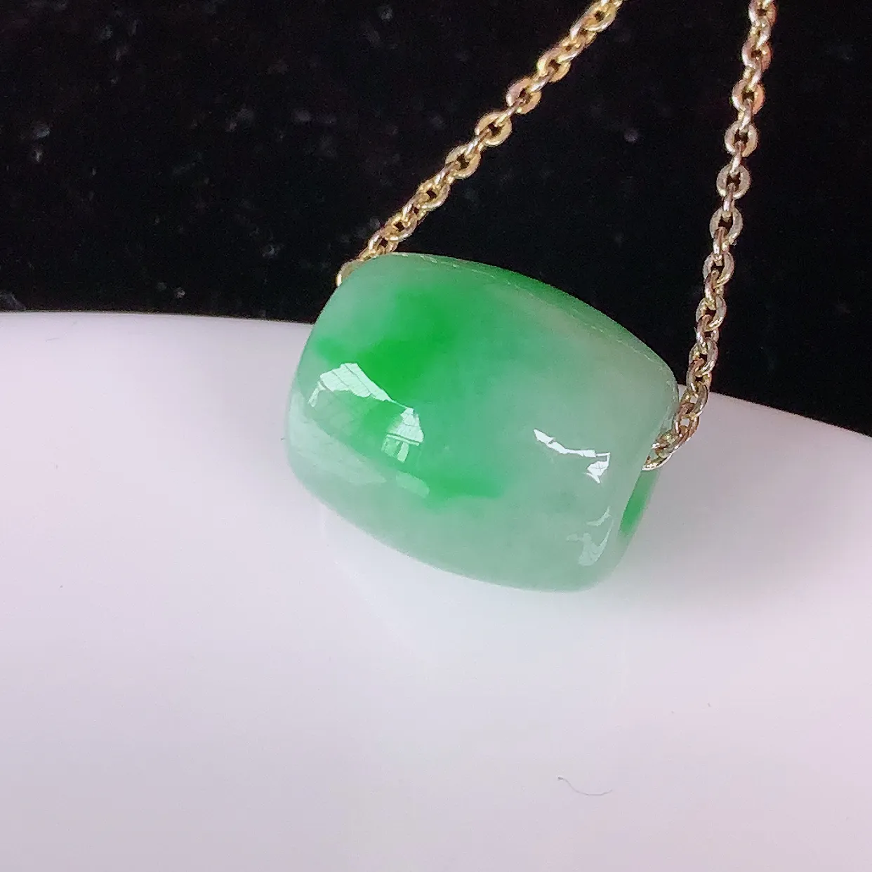 自然光实拍，冰润飘绿翡翠路路通吊坠，寓意时来运转、财源滚滚，款式新颖时尚，日常百搭的款！配图银链#0