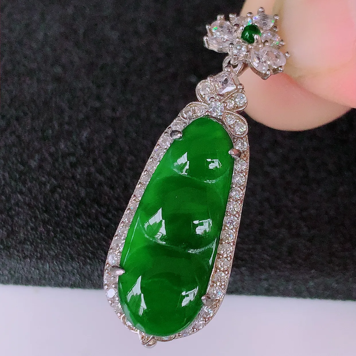 冰透满绿翡翠925银镶嵌福豆吊坠，自然光实拍，翠色灵动，颜色漂亮，种老水足，品相佳，佩戴佳品！#97.3整体36.5*12*7.2裸石21.5*8.5