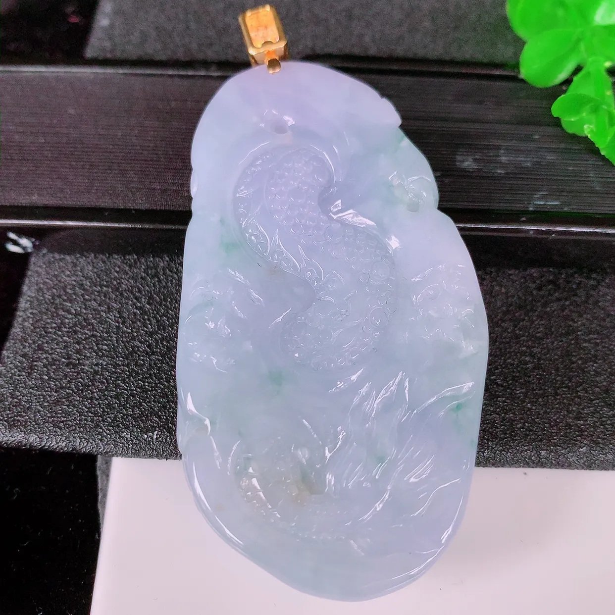 自然光实拍，18K金镶嵌紫罗兰飘花翡翠龙腾盛世、龙牌吊坠，种水好，雕工立体精致，佩戴霸气时尚！#00.3整体70.5裸石62*33.5*7.8