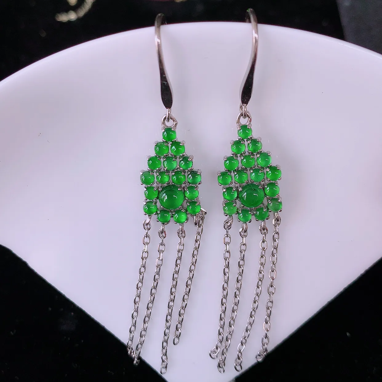 冰透满绿翡翠925银镶嵌耳坠，自然光实拍，翠色灵动，颜色漂亮，种老水足，品相佳，佩戴佳品！#98.5
