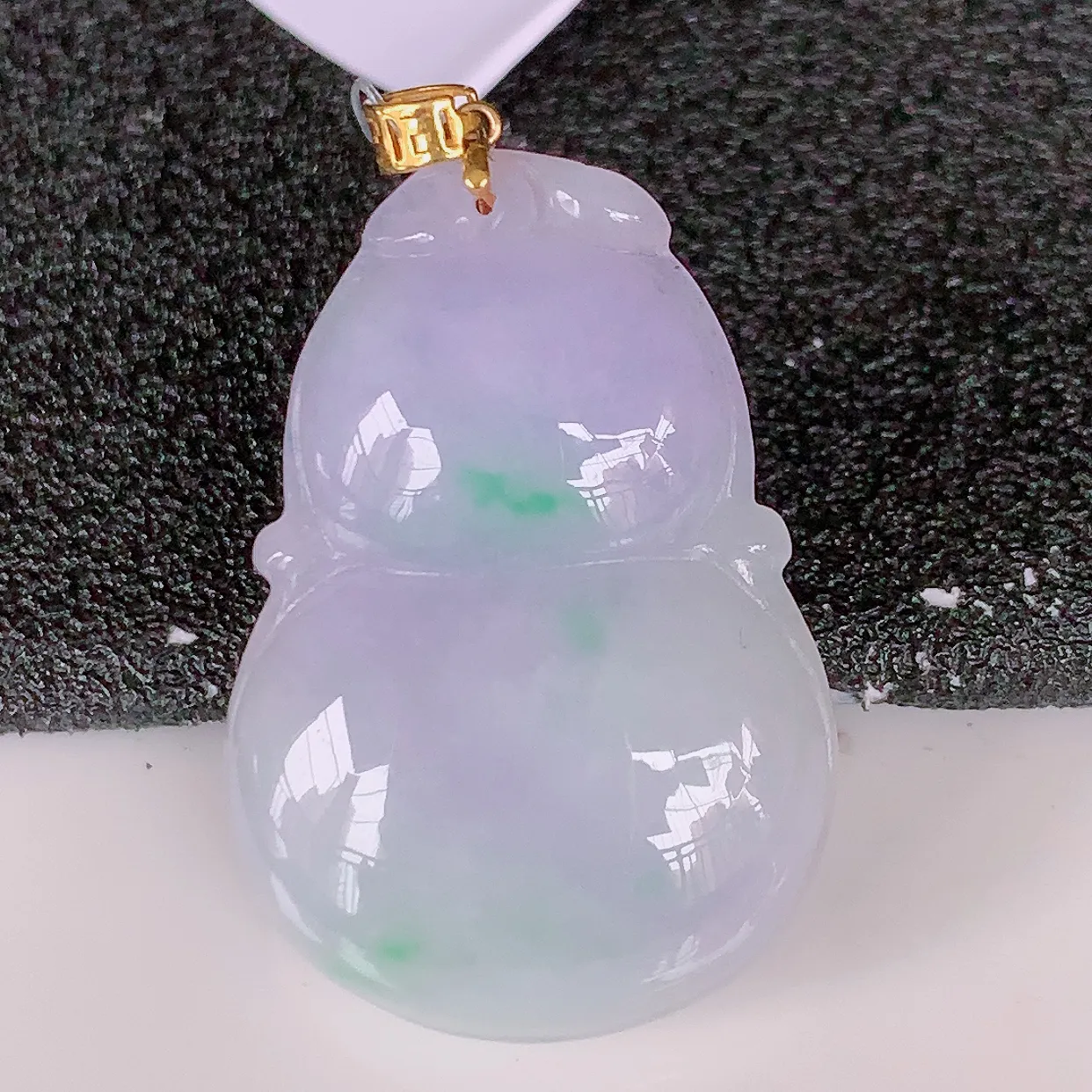 18K金镶嵌冰润春带彩翡翠葫芦吊坠，葫芦寓意福禄双全，财源滚滚，佩戴效果优雅迷人！#49.3