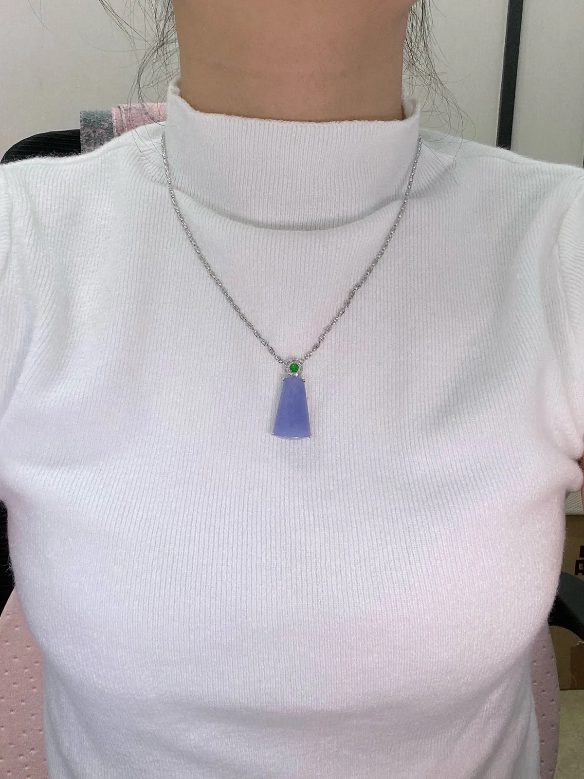 【冰种紫无事牌吊坠】少见的冰紫无事牌，质地细腻，妖紫色泽，光泽度不错，18k金钻镶嵌，裸石尺寸24.8*15.4*6毫米