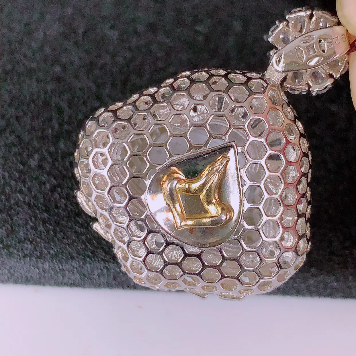 冰透满绿翡翠925银镶嵌佛公吊坠，自然光实拍，翠色灵动，颜色漂亮，种老水足，品相佳，佩戴佳品！#97.3整体34.2*26.5*12.5裸石18.5*15.5