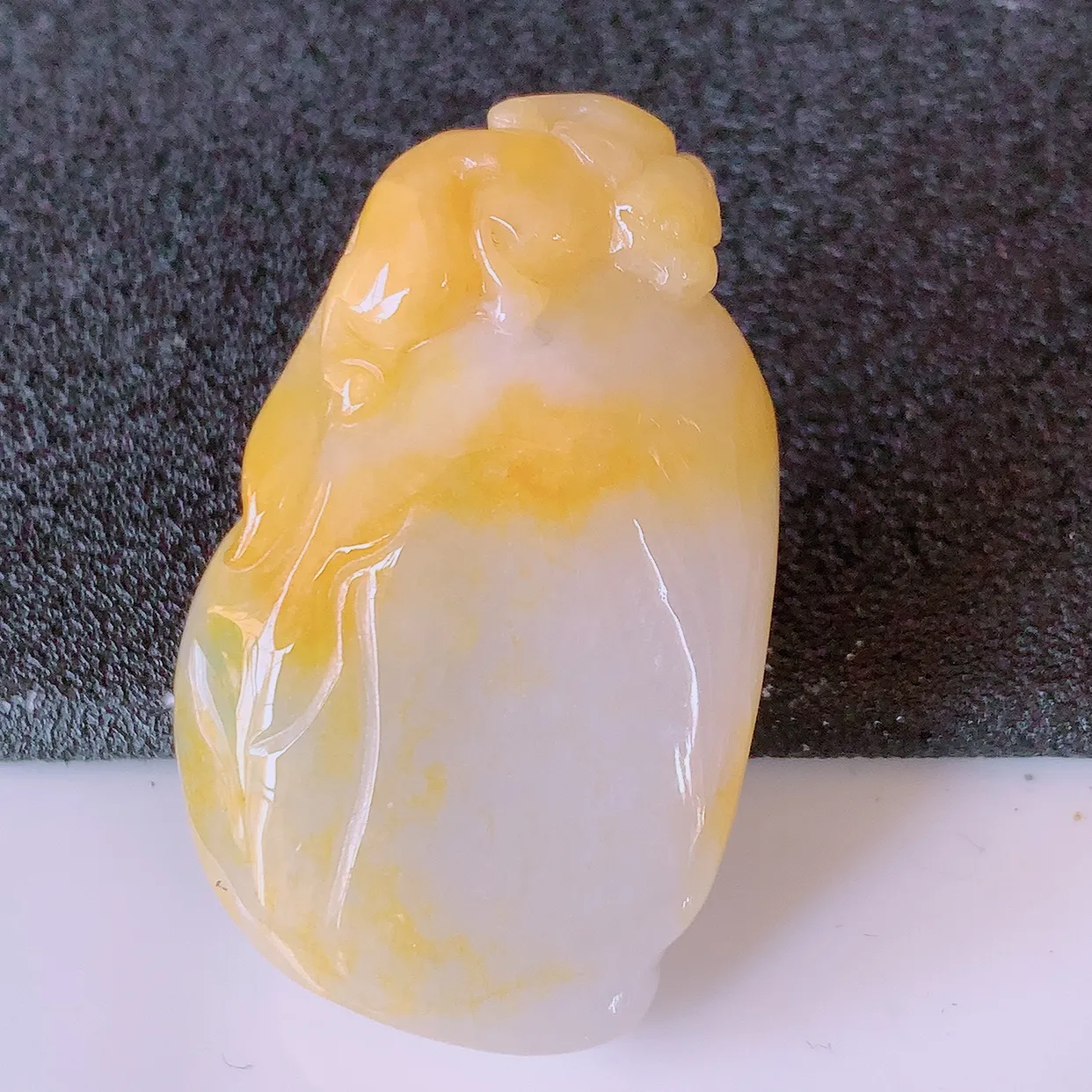 自然光实拍，冰润黄翡双彩翡翠生肖灵猴献瑞吊坠，翠色灵动，种老水足，寓意好，品相佳，佩戴佳品！#32.5