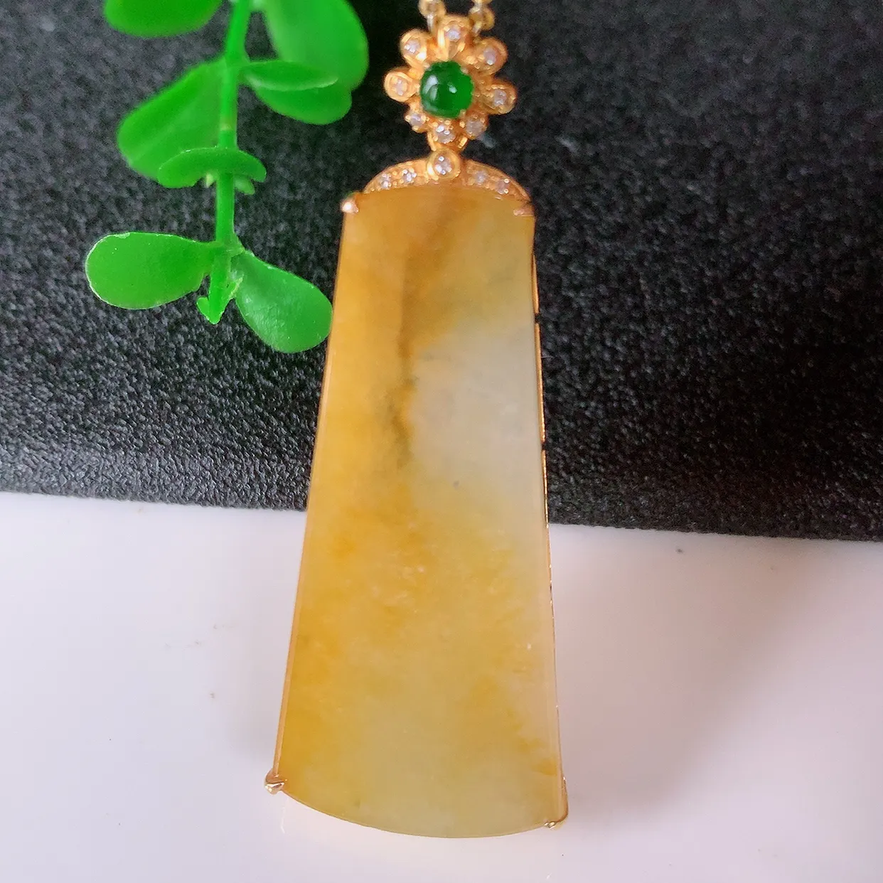 自然光实拍，18K金镶嵌水润黄翡双彩翡翠平安无事牌吊坠，平平安安，无事牌翠色灵动，佩戴平安时尚！#00.3整体43.8*17*5.2裸石35.5*15.5