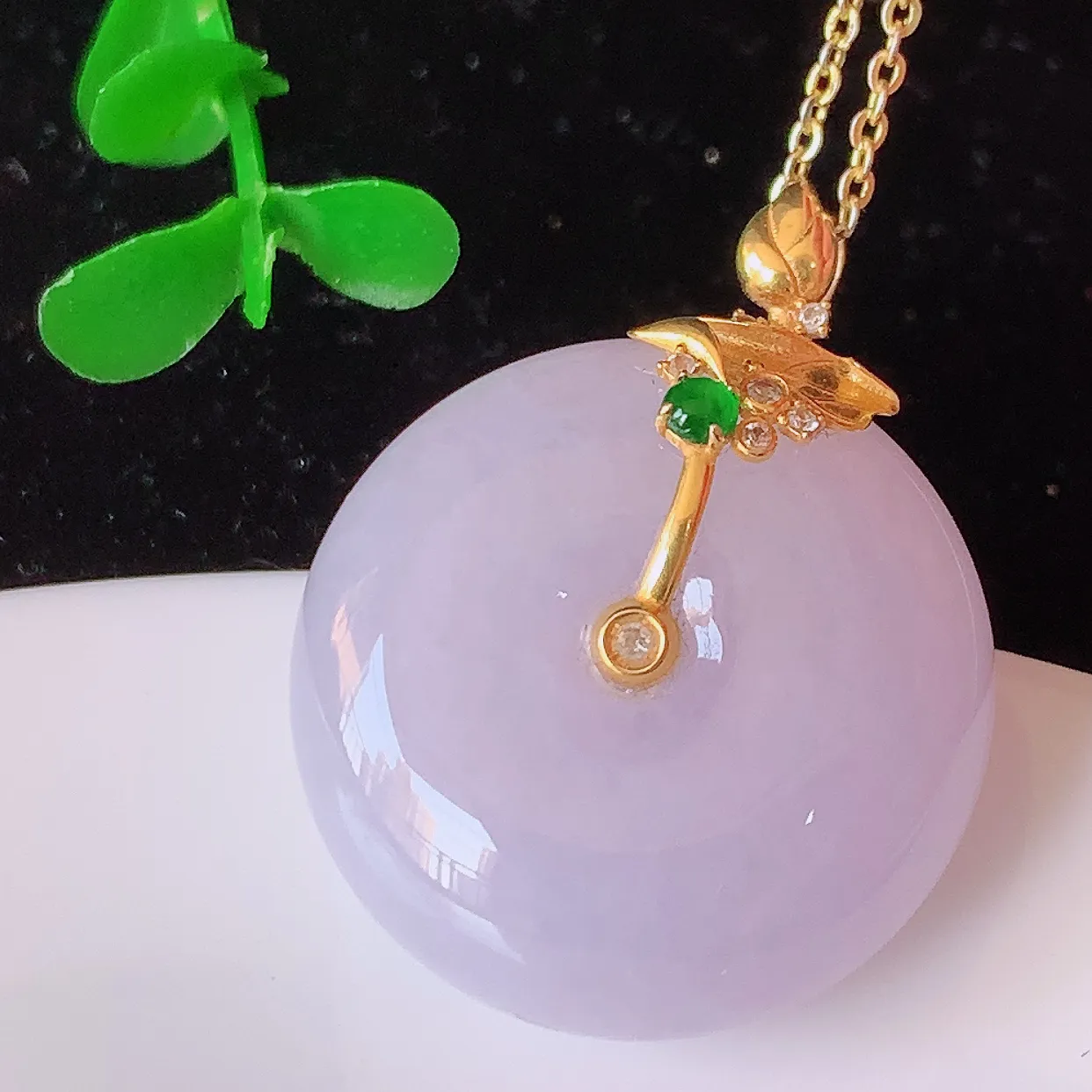 自然光实拍，18K金镶嵌水润紫罗兰翡翠平安扣吊坠，玉扣，冰润光泽，寓意平平安安，平安扣佩戴时尚漂亮！#42.5整体30.5*24.5*12.8裸石24.5*24.5