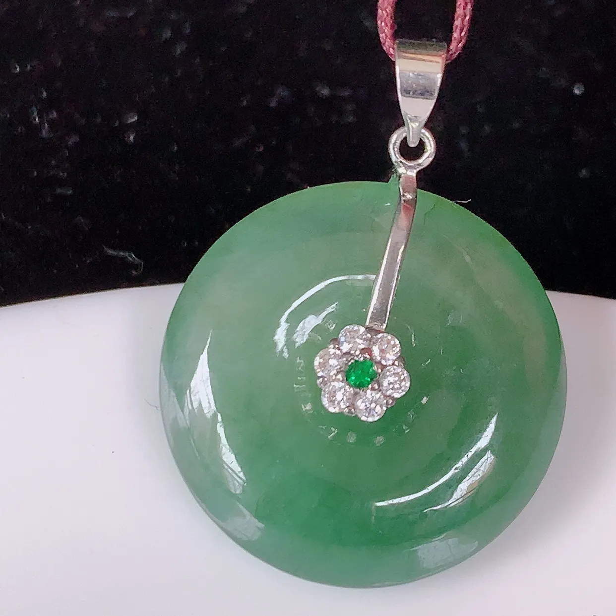 自然光实拍，冰种翡翠平安扣吊坠，翠色灵动，种老水足，寓意好，品相佳，佩戴佳品！#01.3配图银扣