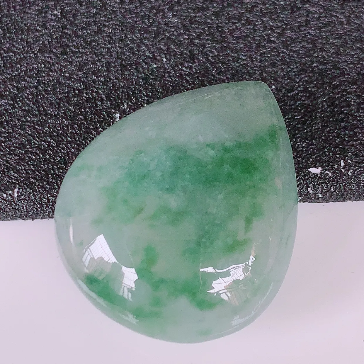 自然光实拍，冰种飘花翡翠蛋面，戒面，翠色灵动，玉质细腻，颜色漂亮，品相佳，佩戴佳品！#94.3