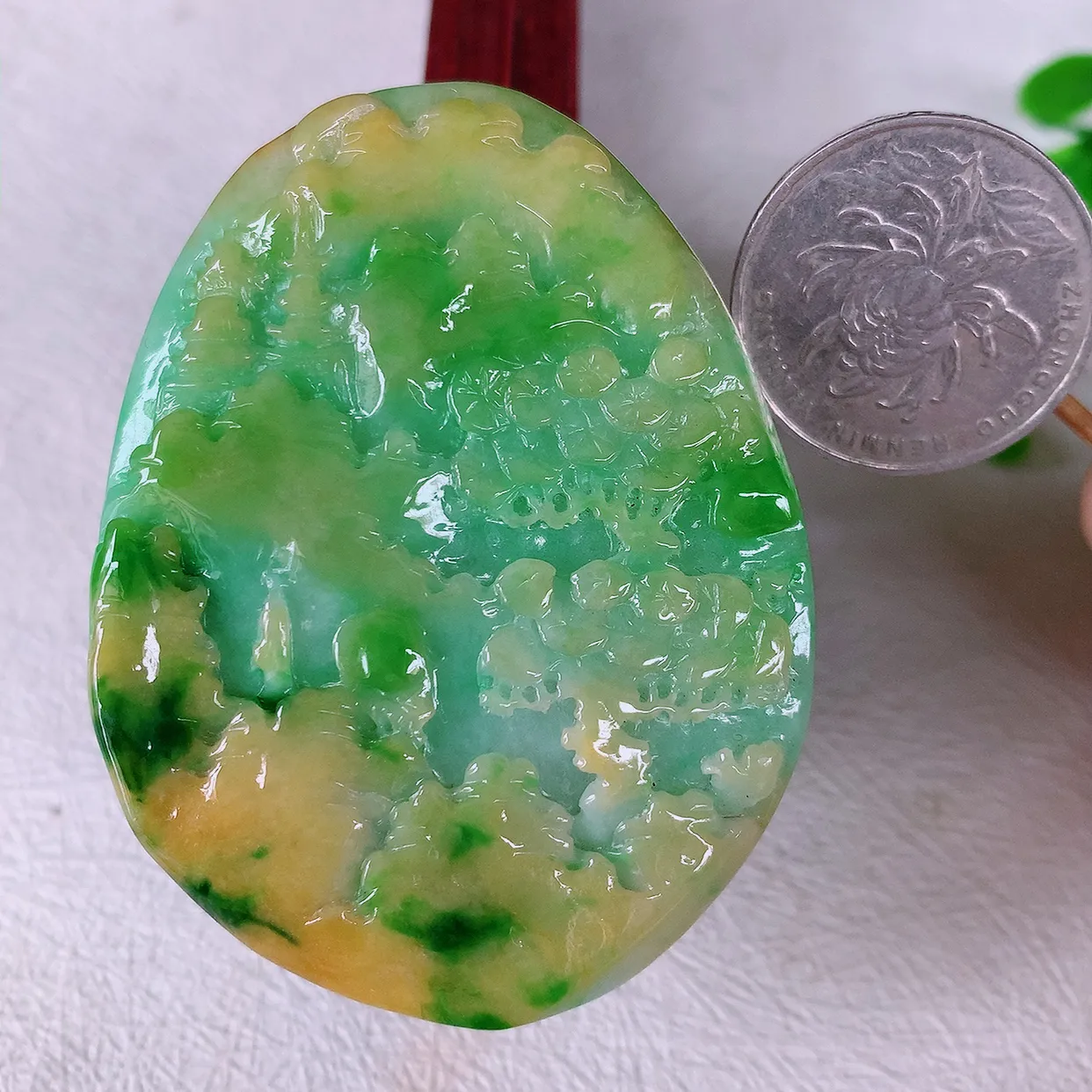 自然光实拍，冰润黄加绿翡翠山水牌吊坠，寓意“常青、背靠大山、水（财）长流、平安之意”生机盎然的翠意，一眼既心醉，雕工精致，佩戴效果优雅迷人！#97.3