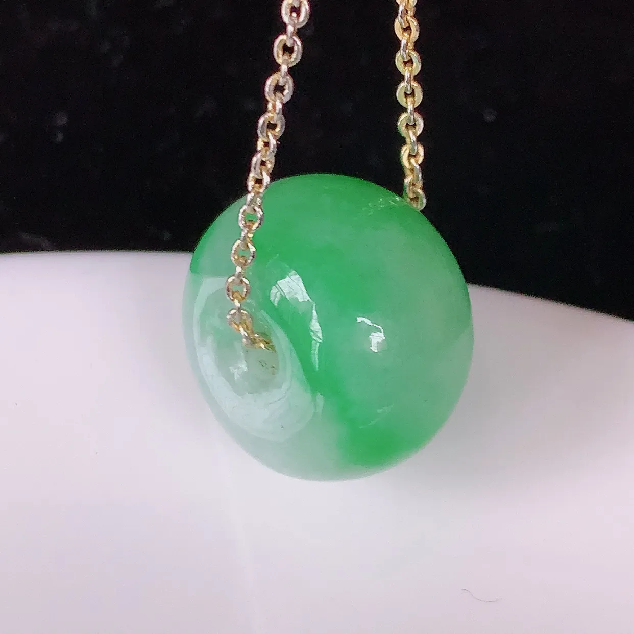 自然光实拍，水润飘绿翡翠路路通吊坠，寓意时来运转、财源滚滚，款式新颖时尚，日常百搭的款！配图银链#0