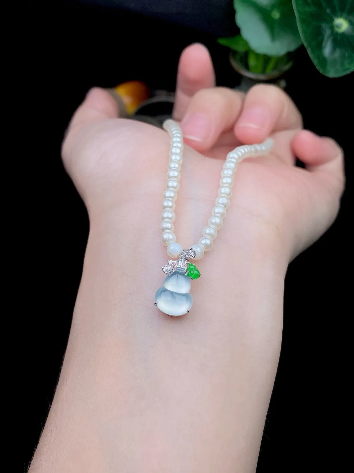 【冰种葫芦吊坠】质地细腻清爽，荧光感强烈，起刚光强烈，18K金钻镶嵌，裸石尺寸10.3*8.4*3毫