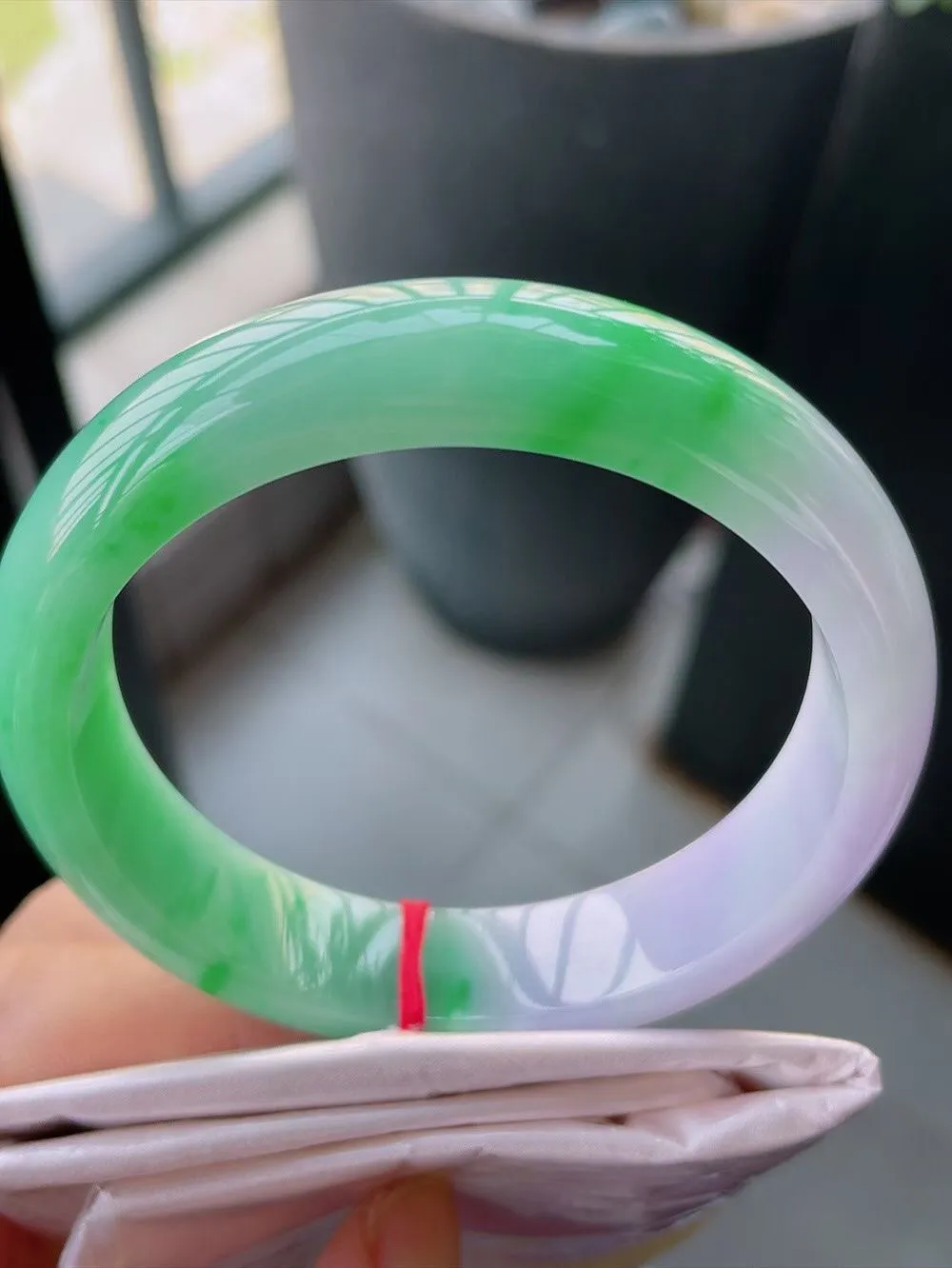 【翡翠名称】春带彩阳绿57正圈口翡翠手镯
【翡翠尺寸】57-14-8.5mm适合56-58正圈口佩戴
【翡翠描述】缅甸天然翡翠A货，种老水足，玉质细腻，色泽靓丽，性价比高，佩戴效果好！