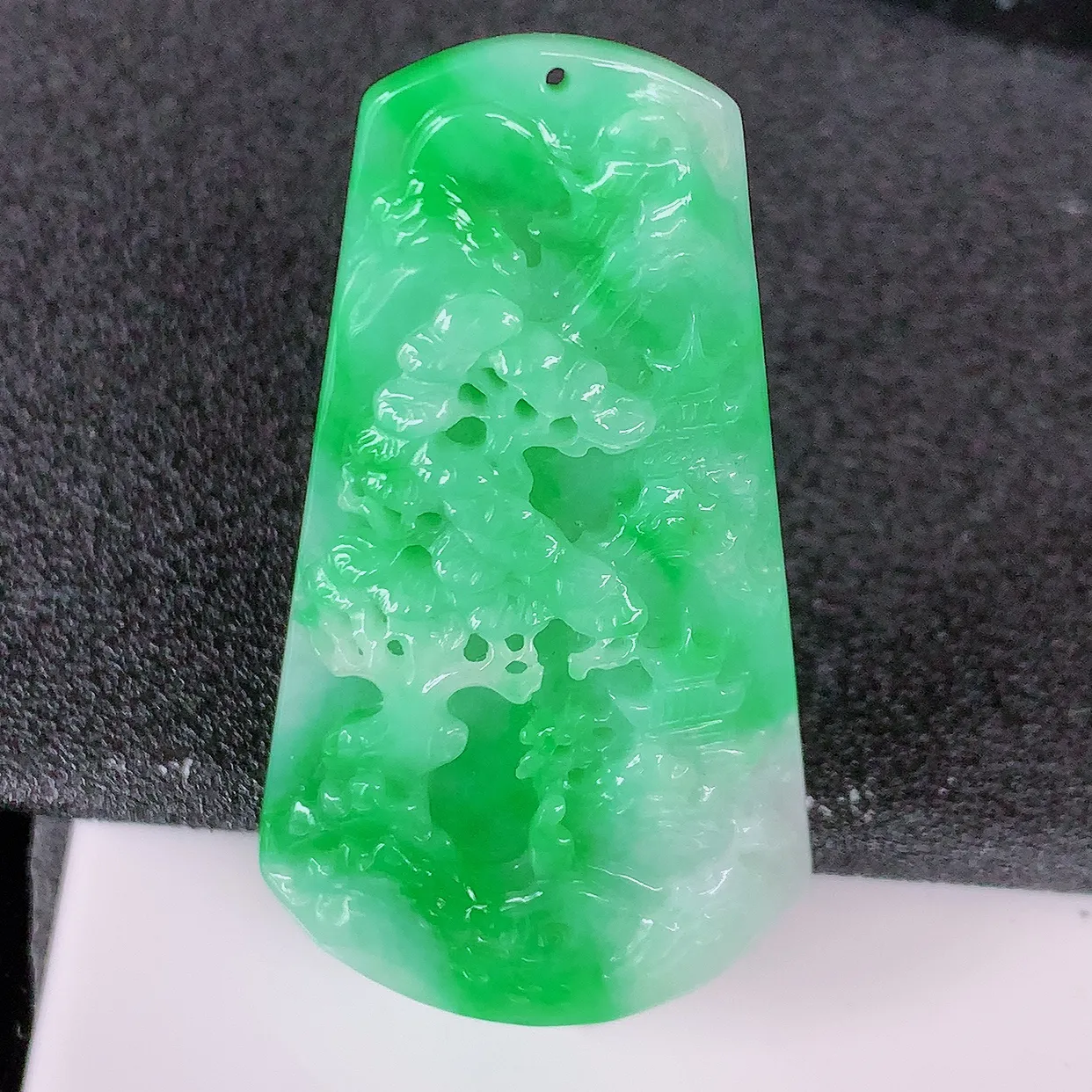 自然光实拍，冰润飘阳绿翡翠山水牌吊坠，翡翠山水，立体生动形象，山水素材布局合理，意境感佳，佩戴上身效果更高贵 #57.3