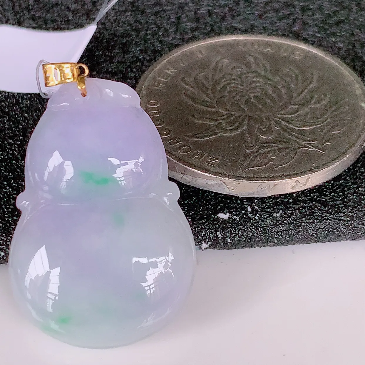 18K金镶嵌冰润春带彩翡翠葫芦吊坠，葫芦寓意福禄双全，财源滚滚，佩戴效果优雅迷人！#49.3