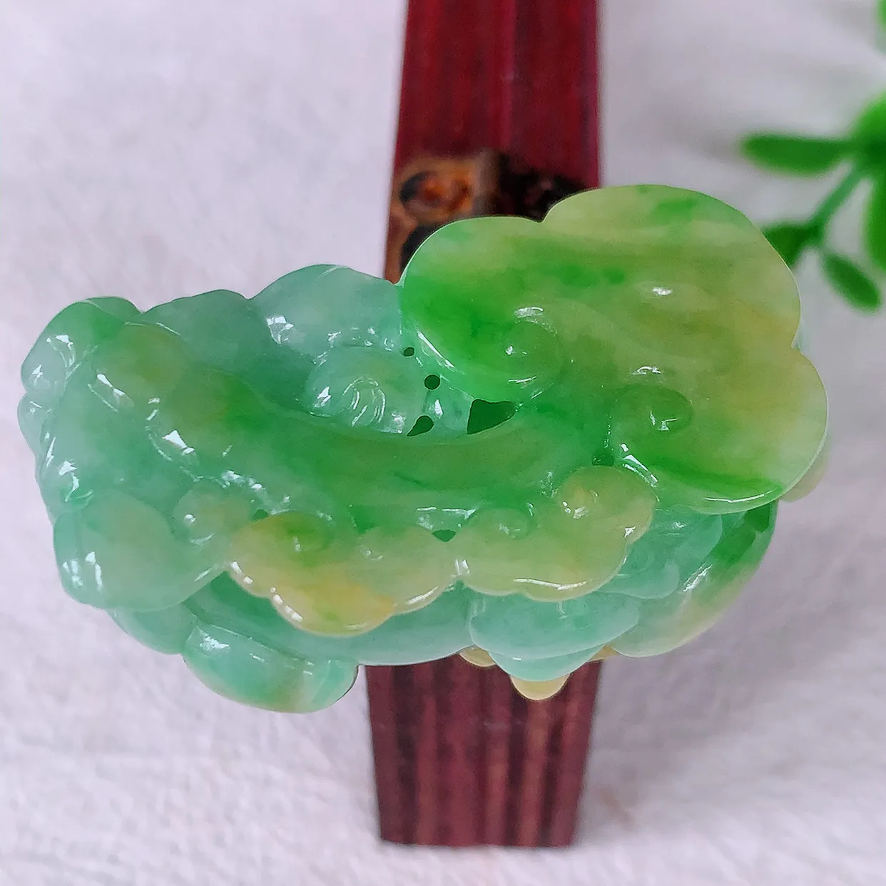 自然光实拍，冰润黄加绿翡翠霸王貔貅吊坠，民间有“一摸貔貅运程旺盛，再摸貔貅财运滚滚，三摸貔貅平步青云 ”的美好祝愿。#97.3